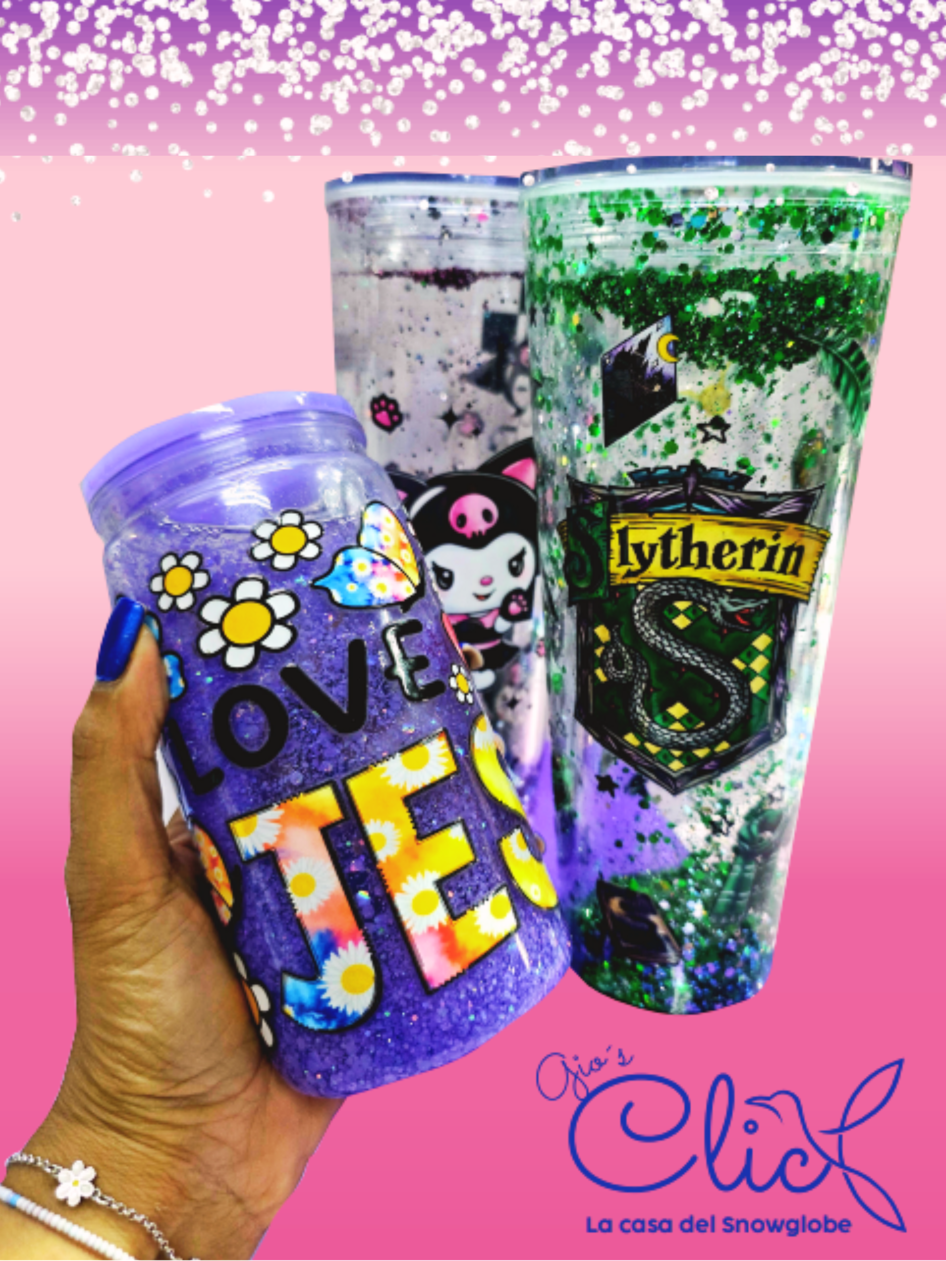 Mock de diseño de tienda con vasos personalizados